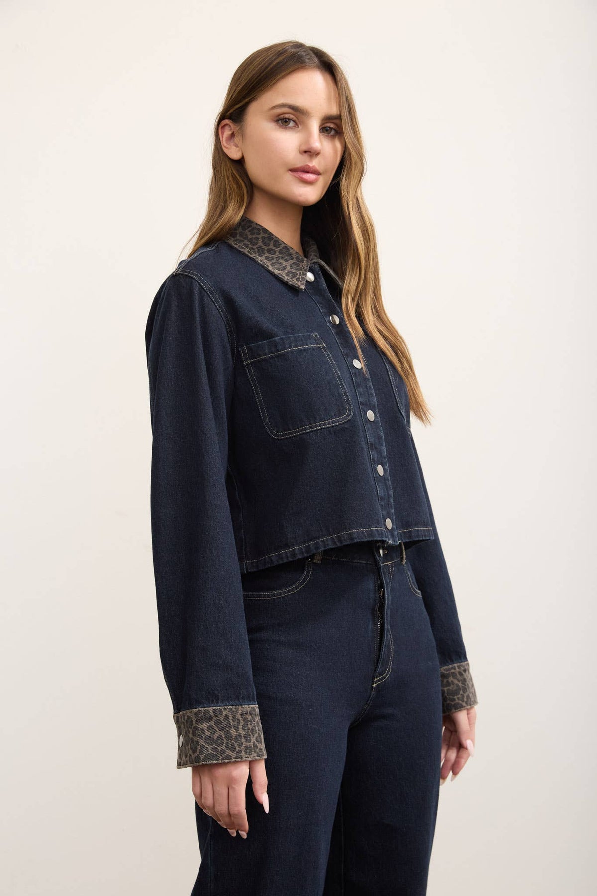 LEOPARD COLLAR CROPPED DENIM SHACKET