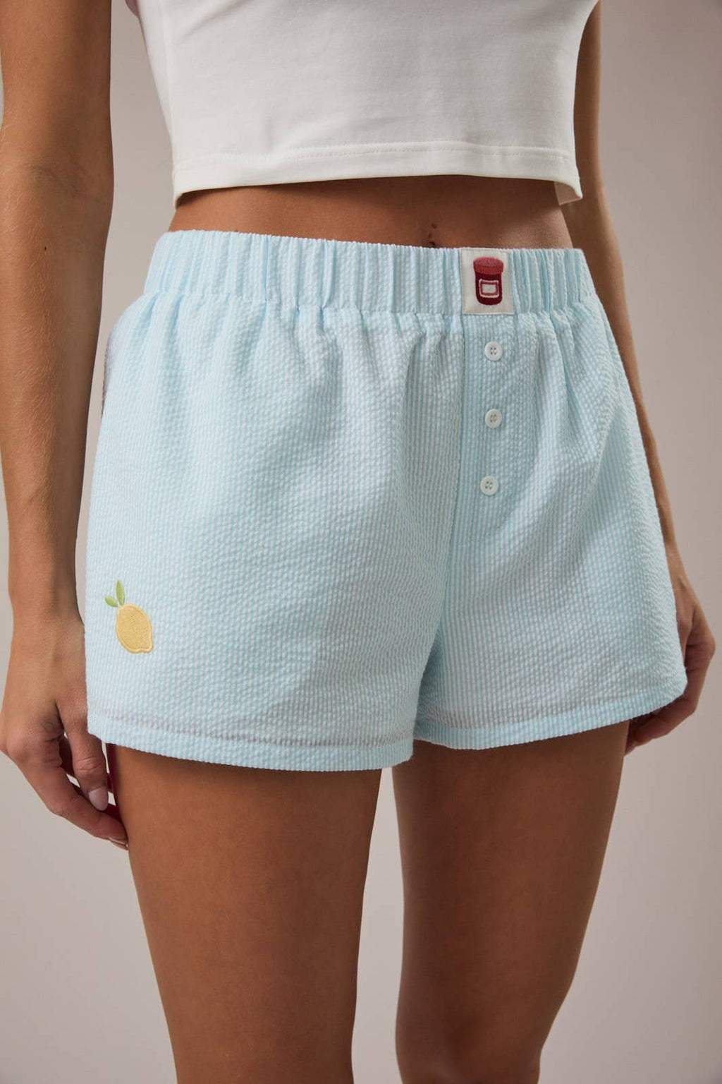 MID-RISE EMBO DETAIL SHORTS