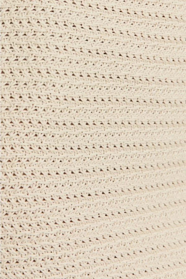 Crochet perfection with a cutout waist detail — made for summer glow-ups